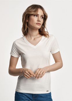 Kremowy T-shirt damski w serek ze sklepu OCHNIK w kategorii Bluzki damskie - zdjęcie 172552277