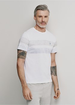 Biały T-shirt z naszywką męski ze sklepu OCHNIK w kategorii T-shirty męskie - zdjęcie 172552309