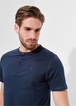Granatowy T-shirt typu henley męski ze sklepu OCHNIK w kategorii T-shirty męskie - zdjęcie 172553128
