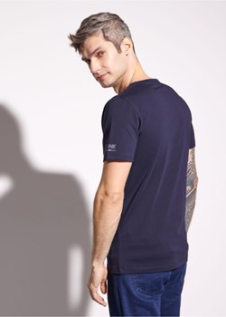 Granatowy basic T-shirt męski z logo ze sklepu OCHNIK w kategorii T-shirty męskie - zdjęcie 172554139