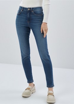 Granatowe spodnie jeansowe damskie ze sklepu OCHNIK w kategorii Jeansy damskie - zdjęcie 172554605