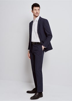 Granatowe spodnie garniturowe męskie ze sklepu OCHNIK w kategorii Spodnie męskie - zdjęcie 172555539