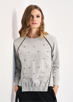 Szara bluza damska z aplikacją ze sklepu OCHNIK w kategorii Bluzy damskie - zdjęcie 172555875