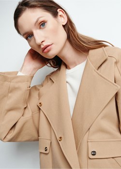 Krótki beżowy prążkowany płaszcz damski ze sklepu OCHNIK w kategorii Kurtki damskie - zdjęcie 172556125