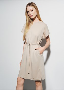 Beżowa sukienka z paskiem ze sklepu OCHNIK w kategorii Sukienki - zdjęcie 172557269