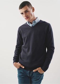 Granatowy sweter męski w serek ze sklepu OCHNIK w kategorii Swetry męskie - zdjęcie 172558178