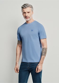 Błękitny T-shirt męski basic z logo ze sklepu OCHNIK w kategorii T-shirty męskie - zdjęcie 172558668
