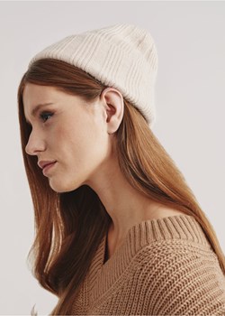 Beżowa czapka damska ze srebrną nicią ze sklepu OCHNIK w kategorii Czapki zimowe damskie - zdjęcie 172558706