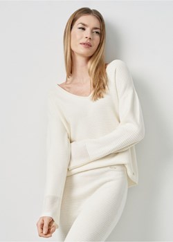 Kremowy sweter V-neck damski ze sklepu OCHNIK w kategorii Swetry damskie - zdjęcie 172558916