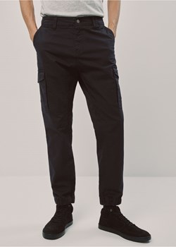 Granatowe spodnie męskie cargo ze sklepu OCHNIK w kategorii Spodnie męskie - zdjęcie 172559046