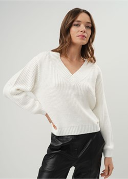 Kremowy sweter dekolt V damski ze sklepu OCHNIK w kategorii Swetry damskie - zdjęcie 172560567