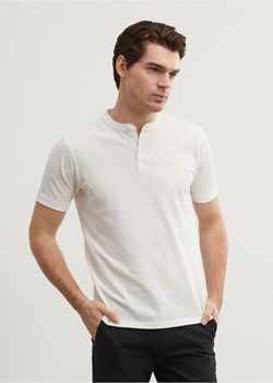 Biała koszulka polo ze stójką ze sklepu OCHNIK w kategorii T-shirty męskie - zdjęcie 172560658