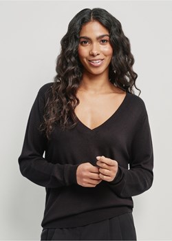 Czarny sweter z dekoltem V-neck ze sklepu OCHNIK w kategorii Swetry damskie - zdjęcie 172560726
