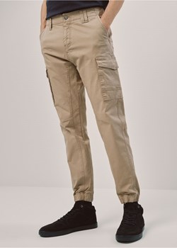 Beżowe spodnie męskie cargo ze sklepu OCHNIK w kategorii Spodnie męskie - zdjęcie 172561398