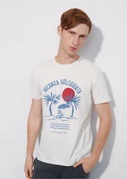 Kremowy T-shirt męski z printem ze sklepu OCHNIK w kategorii T-shirty męskie - zdjęcie 172561556