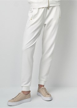 Kremowe dresowe spodnie damskie ze sklepu OCHNIK w kategorii Spodnie damskie - zdjęcie 172562035