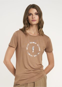 Kamelowy T-shirt damski z aplikacją ze sklepu OCHNIK w kategorii Bluzki damskie - zdjęcie 172562968