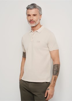 Beżowa koszulka polo męska z logo OCHNIK ze sklepu OCHNIK w kategorii T-shirty męskie - zdjęcie 172565106