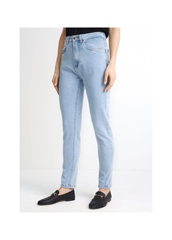 Jasne spodnie jeansowe damskie ze sklepu OCHNIK w kategorii Jeansy damskie - zdjęcie 172565949