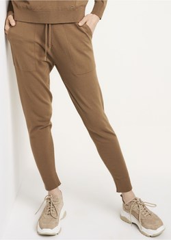 Beżowe spodnie dresowe damskie ze sklepu OCHNIK w kategorii Spodnie damskie - zdjęcie 172566717