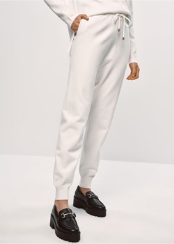 Kremowe spodnie dresowe damskie ze sklepu OCHNIK w kategorii Spodnie damskie - zdjęcie 172567358