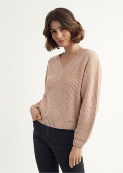 Jasnoróżowy sweter dekolt V damski ze sklepu OCHNIK w kategorii Swetry damskie - zdjęcie 172568076