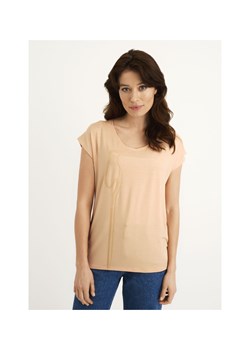 Brzoskwiniowy T-shirt z dekoltem V damski ze sklepu OCHNIK w kategorii Bluzki damskie - zdjęcie 172570158