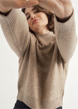 Beżowy sweter damski z cekinami ze sklepu OCHNIK w kategorii Swetry damskie - zdjęcie 172570619