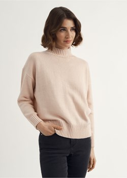 Jasnoróżowy sweter z golfem damski ze sklepu OCHNIK w kategorii Swetry damskie - zdjęcie 172571655