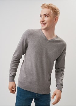Szary sweter męski w serek ze sklepu OCHNIK w kategorii Swetry męskie - zdjęcie 172571955