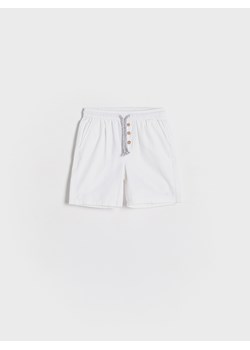 Reserved - Jeansowe szorty - złamana biel ze sklepu Reserved w kategorii Spodenki niemowlęce - zdjęcie 172587809