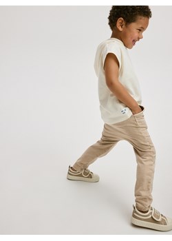Reserved - Dresowe spodnie z efektem sprania - beżowy ze sklepu Reserved w kategorii Spodnie i półśpiochy - zdjęcie 172592169