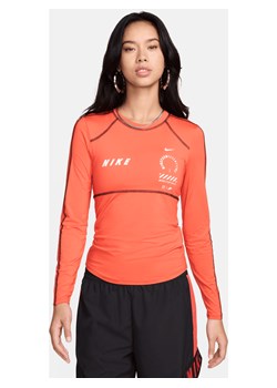 Damska koszulka z długim rękawem Nike Sportswear - Czerwony ze sklepu Nike poland w kategorii Bluzki damskie - zdjęcie 172595059