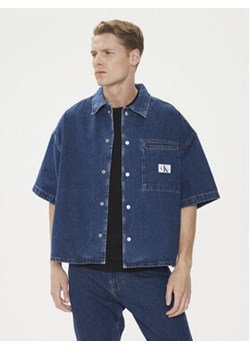 Calvin Klein Jeans Koszula jeansowa J30J324868 Granatowy Relaxed Fit ze sklepu MODIVO w kategorii Koszule męskie - zdjęcie 172598189