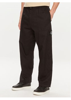 Calvin Klein Jeans Spodnie materiałowe J30J325126 Czarny Regular Fit ze sklepu MODIVO w kategorii Spodnie męskie - zdjęcie 172598276