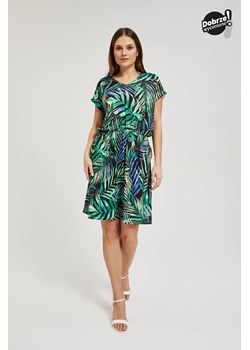 Sukienka w tropikalny wzór z wiązaniem w talii zielona ze sklepu Moodo.pl w kategorii Sukienki - zdjęcie 172606076