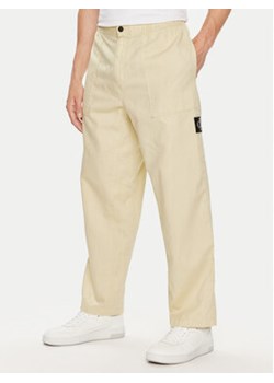 Calvin Klein Jeans Spodnie materiałowe J30J325126 Zielony Regular Fit ze sklepu MODIVO w kategorii Spodnie męskie - zdjęcie 172613587
