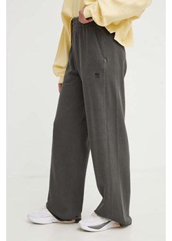 adidas Originals spodnie dresowe bawełniane kolor czarny gładkie IT9886 ze sklepu PRM w kategorii Spodnie damskie - zdjęcie 172617485