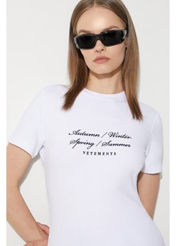 VETEMENTS t-shirt 4 Seasons Embroidered Logo Fitted T-Shirt damski kolor biały WE64TR620W ze sklepu PRM w kategorii Bluzki damskie - zdjęcie 172617629