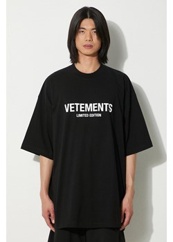 VETEMENTS t-shirt bawełniany Limited Edition Logo T-Shirt kolor czarny z nadrukiem UE64TR800B ze sklepu PRM w kategorii T-shirty męskie - zdjęcie 172617689