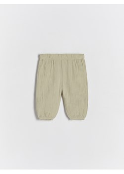 Reserved - Spodnie z bawełnianego muślinu - jasnozielony ze sklepu Reserved w kategorii Spodnie i półśpiochy - zdjęcie 172619957