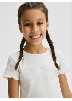 Reserved - Krótki t-shirt z haftem - złamana biel ze sklepu Reserved w kategorii Bluzki dziewczęce - zdjęcie 172620047