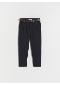 Reserved - Strukturalne spodnie chino z paskiem - czarny ze sklepu Reserved w kategorii Spodnie chłopięce - zdjęcie 172620398