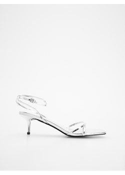 Reserved - Metaliczne sandały na szpilce - srebrny ze sklepu Reserved w kategorii Sandały damskie - zdjęcie 172623646