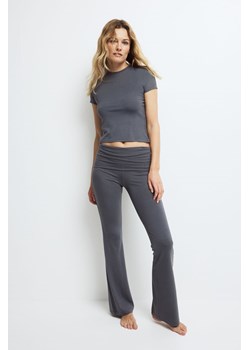 H & M - Rozszerzane spodnie dżersejowe - Szary ze sklepu H&M w kategorii Spodnie damskie - zdjęcie 172631549