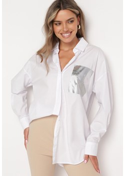 Biała Bawełniana Koszula z Metalicznym Nadrukiem Imitującym Kieszeń Nencilla ze sklepu Born2be Odzież w kategorii Koszule damskie - zdjęcie 172634838