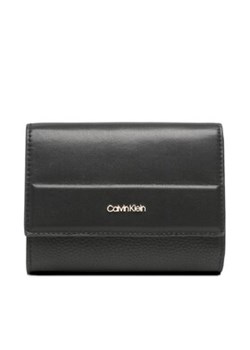 Calvin Klein Duży Portfel Damski Daily Dressed Trifold Wallet Md K60K610484 Czarny ze sklepu MODIVO w kategorii Portfele damskie - zdjęcie 172637597