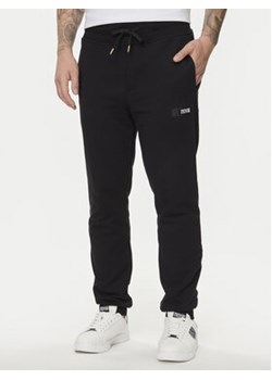 Versace Jeans Couture Spodnie dresowe 76GAAE05 Czarny Regular Fit ze sklepu MODIVO w kategorii Spodnie męskie - zdjęcie 172643756