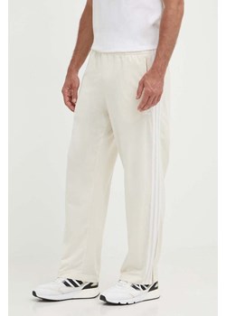 adidas Originals spodnie dresowe kolor beżowy z aplikacją  IM9477 ze sklepu PRM w kategorii Spodnie męskie - zdjęcie 172647077