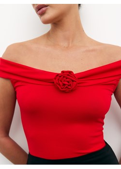 Mohito - Bluzka z różą 3D - czerwony ze sklepu Mohito w kategorii Bluzki damskie - zdjęcie 172652639